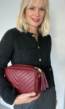 Afbeelding in Gallery-weergave laden, Pre-order for delivery w/c 4/11 - Deep Burgundy Chevron Tassel Bag
