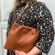 Carregar imagem no visualizador da galeria, Tan Faux Weavy Clutch/ Crossbody Bag
