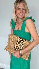 Cargar imagen en el visor de la galería, Leopard Stripe Jute Clutch Bag
