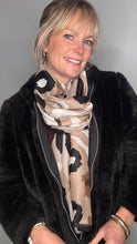 Afbeelding in Gallery-weergave laden, Beige &amp; Black Animal Print Scarf
