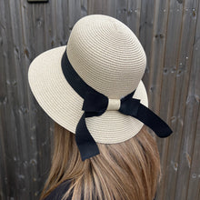 Carica l&#39;immagine nel visualizzatore di Gallery, Straw Hat with Black Ribbon
