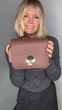 Cargar imagen en el visor de la galería, Light Chocolate Gold Buckle Bag
