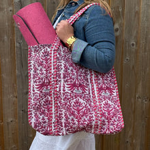 Carica l&#39;immagine nel visualizzatore di Gallery, Fuschia &amp; White Flower Print Cotton Tote Bag
