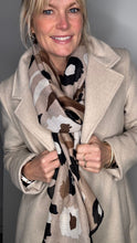 Afbeelding in Gallery-weergave laden, Beige &amp; Black Animal Print Scarf
