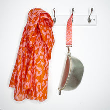 Laden Sie das Bild in den Galerie-Viewer, Pink &amp; Orange Animal Print Wrist Strap - Gold Hardware
