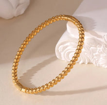 Carregar imagem no visualizador da galeria, Gold Dot Bangle
