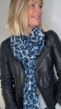 Afbeelding in Gallery-weergave laden, Blue Leopard Print Scarf
