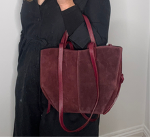 Afbeelding in Gallery-weergave laden, Burgundy Suede Tote Bag
