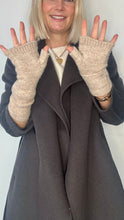 Carregar imagem no visualizador da galeria, Light Taupe Fingerless Mittens
