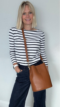 Carregar imagem no visualizador da galeria, Dark Tan Leather Bucket Bag
