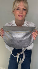 Afbeelding in Gallery-weergave laden, Silver Crossbody Bag
