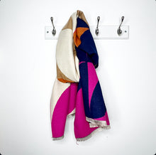 Afbeelding in Gallery-weergave laden, Pink &amp; Navy Retro Print Blanket Scarf
