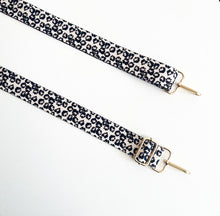 Afbeelding in Gallery-weergave laden, Pale Blush Animal Print Bag Strap - Gold Hardware
