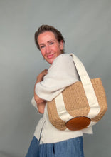 Charger l&#39;image dans la galerie, Cream Handled Straw Tote Bag
