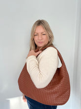 Afbeelding in Gallery-weergave laden, Dark Tan PU Weave Tote Bag
