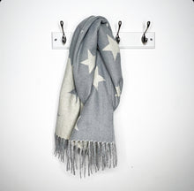 Carica l&#39;immagine nel visualizzatore di Gallery, Grey Reversible Star Scarf
