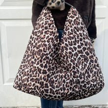 Laden Sie das Bild in den Galerie-Viewer, Leopard Print Quilted Tote Bag
