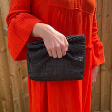 Carregar imagem no visualizador da galeria, Black Straw Bow Detail Woven Clutch Bag
