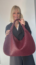 Cargar imagen en el visor de la galería, Burgundy Faux Leather Weave Tote Bag
