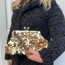 Afbeelding in Gallery-weergave laden, Gold Sequin Clutch/ Crossbody Bag
