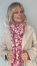 Cargar imagen en el visor de la galería, Fuschia &amp; Cream Animal Print Blanket Scarf
