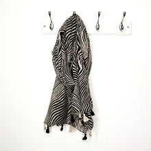 Afbeelding in Gallery-weergave laden, Black &amp; Beige Zebra Print Tassel Scarf
