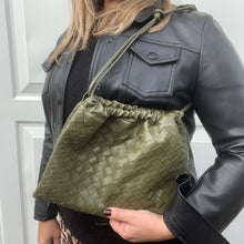 Carregar imagem no visualizador da galeria, Khaki PU Weavy Clutch/ Crossbody Bag
