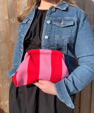 Cargar imagen en el visor de la galería, Red &amp; Pink Stripe Knitted Cloud Bag
