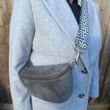 Afbeelding in Gallery-weergave laden, Grey &amp; White Geometric Bag Strap - Gold Hardware
