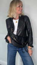Laden Sie das Bild in den Galerie-Viewer, Black Large Crossbody Bum Bag - Gold Hardware
