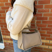 Charger l&#39;image dans la galerie, Light Taupe Leather Handheld/Crossbody Bag
