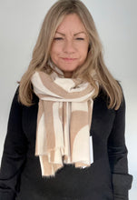 Charger l&#39;image dans la galerie, Camel &amp; Cream Geometric Scarf
