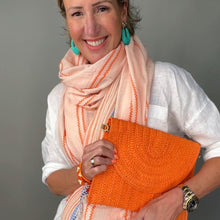 Carregar imagem no visualizador da galeria, Bright Orange Straw Woven Clutch Bag

