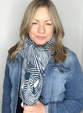 Afbeelding in Gallery-weergave laden, Navy Zebra Print Tassel Scarf
