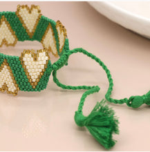 Laden Sie das Bild in den Galerie-Viewer, Green &amp; Gold Heart Beaded Adjustable Bracelet
