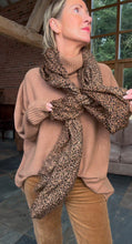 Carica l&#39;immagine nel visualizzatore di Gallery, Tan Small Animal Print Scarf
