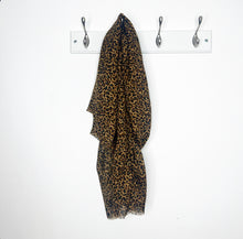 Laden Sie das Bild in den Galerie-Viewer, Tan Small Animal Print Scarf
