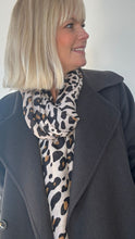 Afbeelding in Gallery-weergave laden, Beige Leopard Print Scarf
