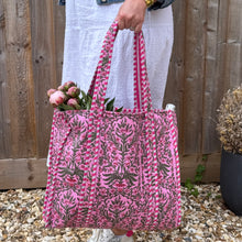 Carica l&#39;immagine nel visualizzatore di Gallery, Pink &amp; Green Flower Print Cotton Tote Bag
