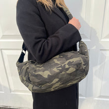 Afbeelding in Gallery-weergave laden, Khaki Camo Print XL Crossbody Bum Bag
