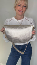 Afbeelding in Gallery-weergave laden, Gold Crossbody Bag
