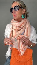 Carregar imagem no visualizador da galeria, Bright Orange Straw Woven Clutch Bag
