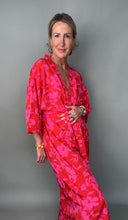 Charger l&#39;image dans la galerie, Red &amp; Pink Flower Print Kimono
