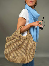 Carregar imagem no visualizador da galeria, Round Handled Straw Bag
