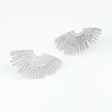 Charger l&#39;image dans la galerie, Silver Fan Stud Earrings
