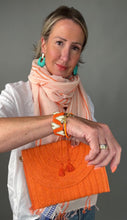 Afbeelding in Gallery-weergave laden, Bright Orange Straw Woven Clutch Bag
