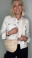 Afbeelding in Gallery-weergave laden, Raffia Crossbody/ Waist Bag
