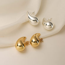 Carregar imagem no visualizador da galeria, Gold Droplet Stud Earrings
