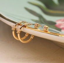 Laden Sie das Bild in den Galerie-Viewer, Gold Hoop &amp; Crystal Stud Earrings Set
