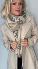 Carica l&#39;immagine nel visualizzatore di Gallery, Grey &amp; Cream Animal Print Blanket Scarf
